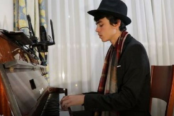 Jorge on piano 2